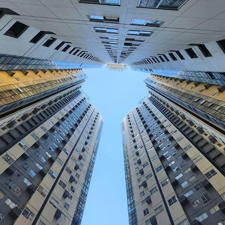 Enjoy Bgc Sunset And Golf Course View 2 Bedroom Loft With 100Mbps Internet Connection Manila Eksteriør billede
