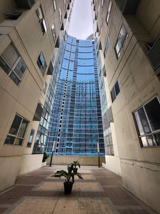 Enjoy Bgc Sunset And Golf Course View 2 Bedroom Loft With 100Mbps Internet Connection Manila Eksteriør billede