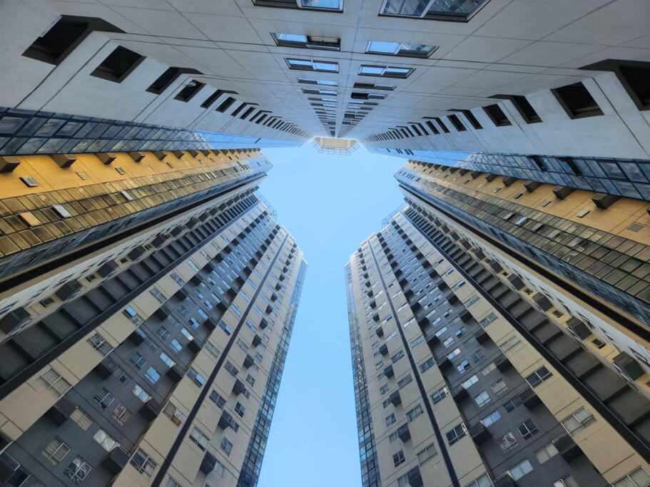Enjoy Bgc Sunset And Golf Course View 2 Bedroom Loft With 100Mbps Internet Connection Manila Eksteriør billede