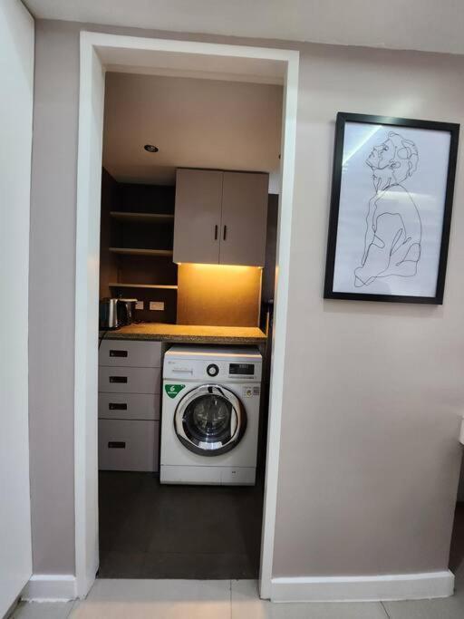 Enjoy Bgc Sunset And Golf Course View 2 Bedroom Loft With 100Mbps Internet Connection Manila Eksteriør billede