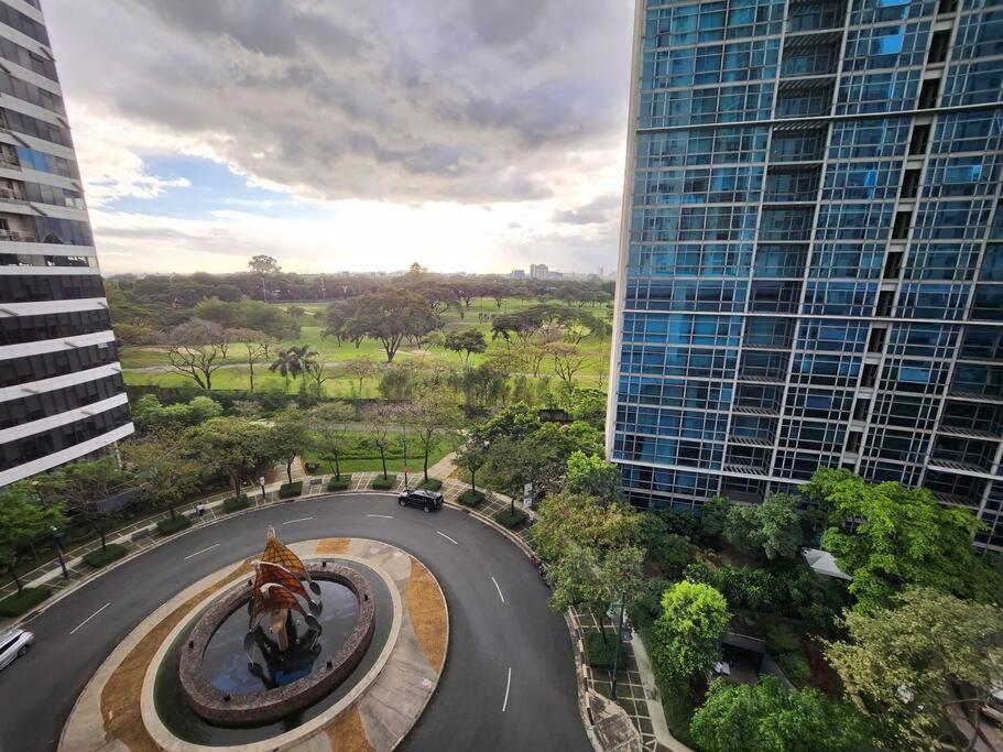 Enjoy Bgc Sunset And Golf Course View 2 Bedroom Loft With 100Mbps Internet Connection Manila Eksteriør billede