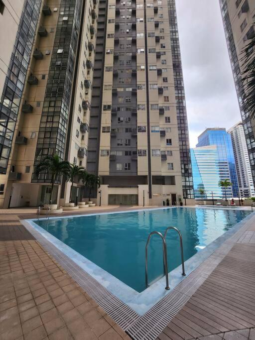 Enjoy Bgc Sunset And Golf Course View 2 Bedroom Loft With 100Mbps Internet Connection Manila Eksteriør billede
